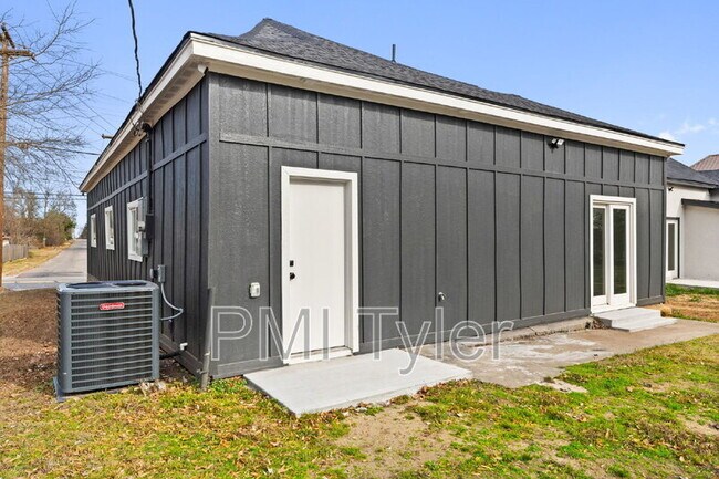 Building Photo - 1279 Bonham St