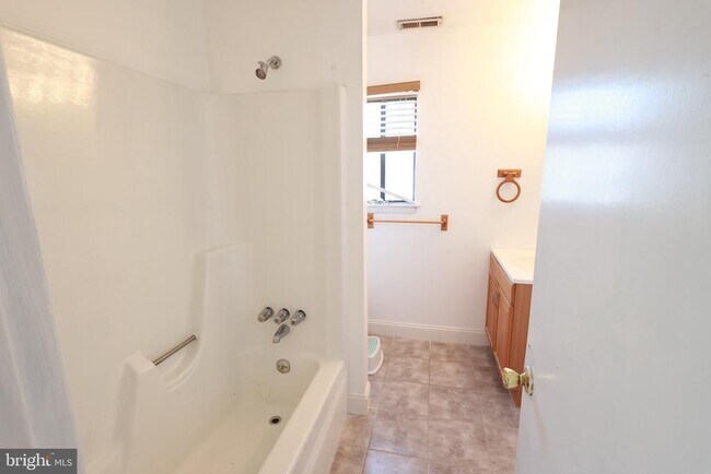 Building Photo - 8 Fanelli Ln