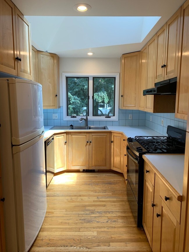 Building Photo - Amazing 2BD/2BA Chautauqua Home!