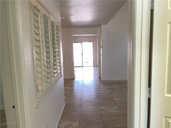 Building Photo - 4364 Mesa Hill Dr