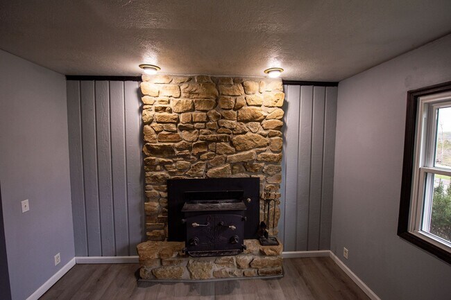 Building Photo - Lovely 3 Bed / 2 Bath in Private Setting--AVAILABLE NOW!!!