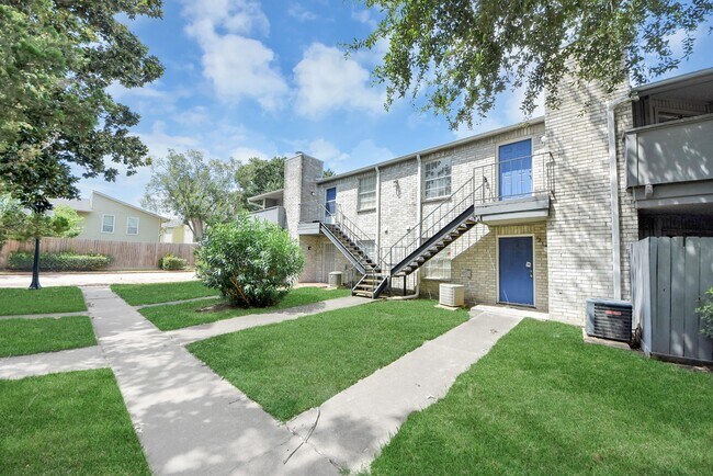 Building Photo - 9700 Leawood Blvd