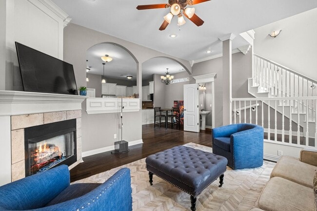 Building Photo - Furnished 3 bed/2.5 bath