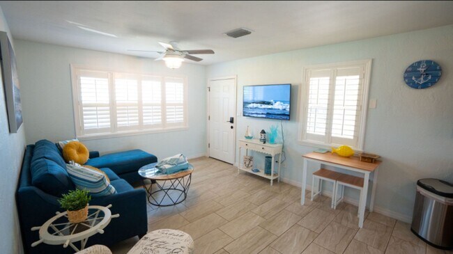 Building Photo - Charming 2 bedroom 1 bathroom beach side home