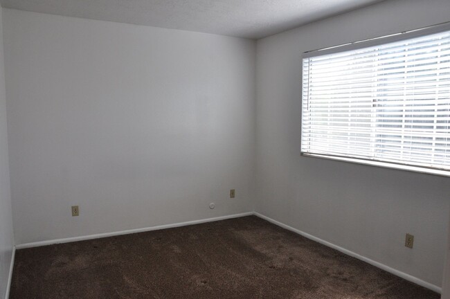 Building Photo - Available now! 2 bedroom 1 bath!