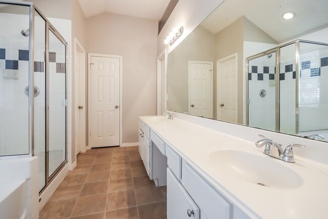 Building Photo - 16206 Hollow Rock Dr