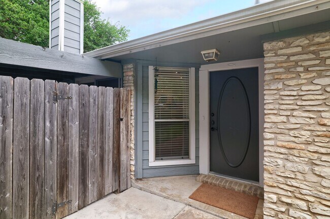Building Photo - Freshly Renovated! Great Location! Such a sweet home