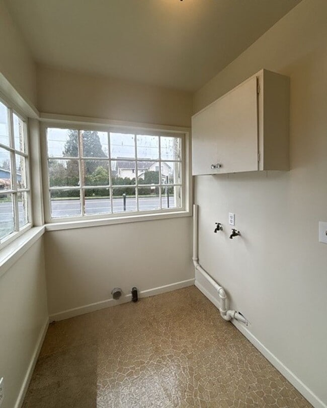 Building Photo - 4Bd/1Ba Two Story House - Available to View!