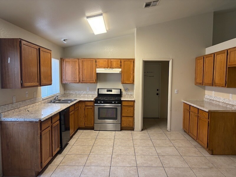 Building Photo - 6213 Green Garden Dr