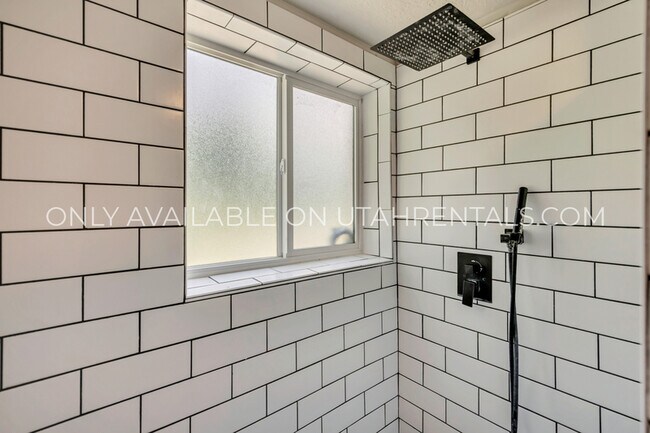 Building Photo - 786 E 350 N