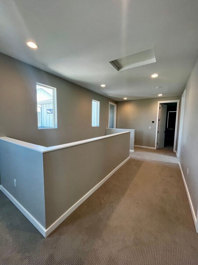 Building Photo - Modern 3-Bedroom Home Close to Gallatin Co...