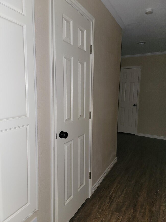 Building Photo - 10556 Rolling Pines Dr
