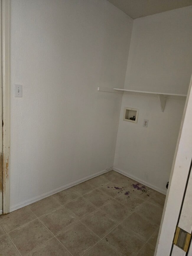 Building Photo - Nestled 3 bedroom, 2 bathroom in Fruitvale area