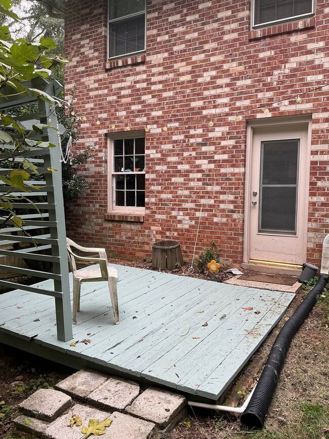 Building Photo - 1 Bedroom/1 bathroom Basement Apartment in...