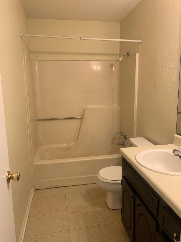 Building Photo - 107 Willow Brook Dr