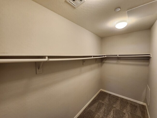 Building Photo - Three Level Mountains Edge Townhome