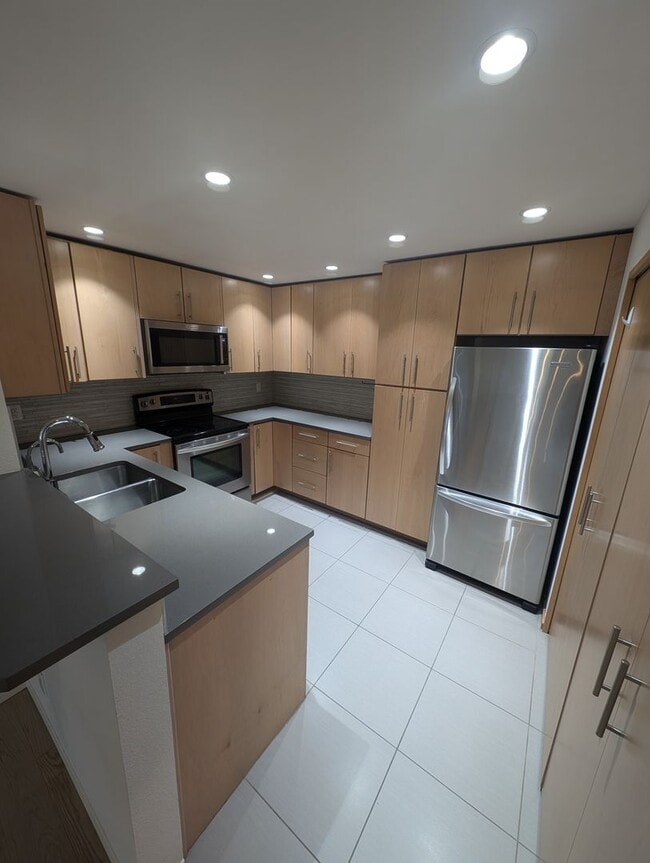 Building Photo - Capitol Hill Condo Available in June - Two Bedroom, High Floor Unit w/ A/C