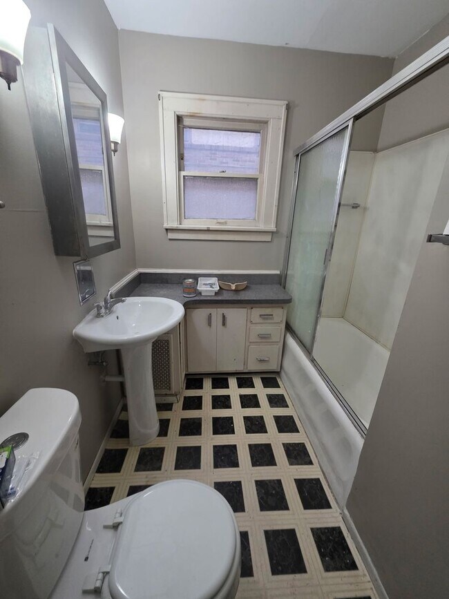 Building Photo - Huge 3 Bedroom Lower Duplex