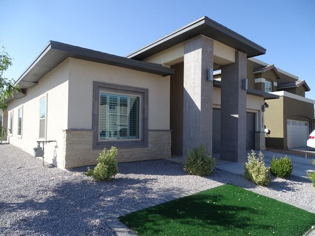 Building Photo - STYLISH EASTSIDE HOME