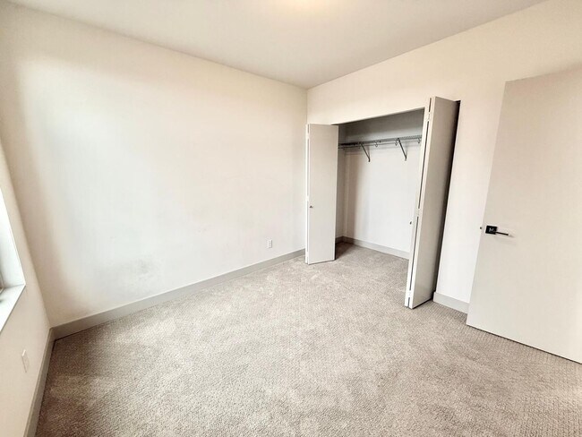 Building Photo - 2 Bed + Den 2 Bathroom Eastlake Townhome with Spectacular Views