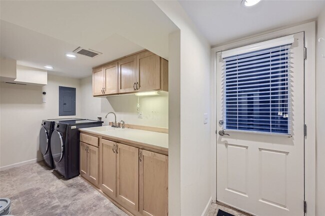 Building Photo - Introducing a spacious 4 bedroom, 2.5 bath...
