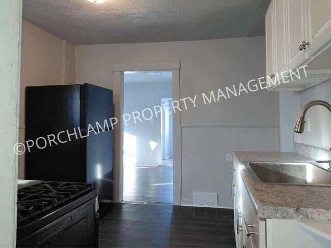 Building Photo - 403 E Broadway Ave