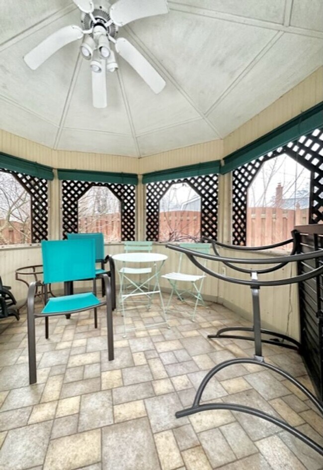 Building Photo - Beautiful / Spacious 3 Bed 3 Bath Ranch Style Single Family Home!