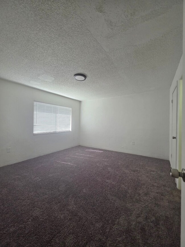 Building Photo - 2 Bedroom 2 Bath Apartment Home ** LIMITED...