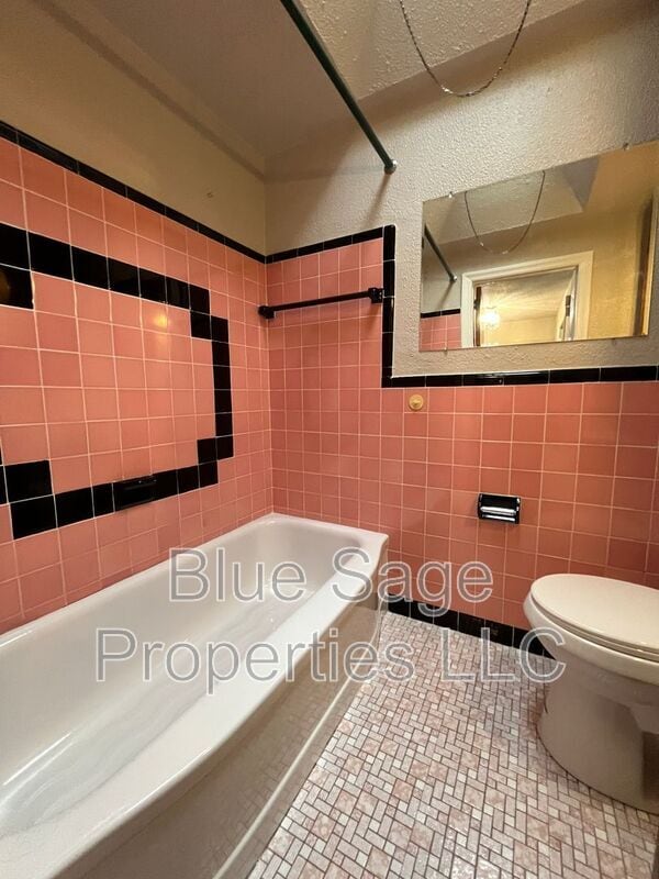 Building Photo - 228 W Wyncliffe Ave