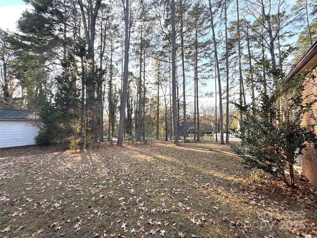 Building Photo - 2023 Robin Rd