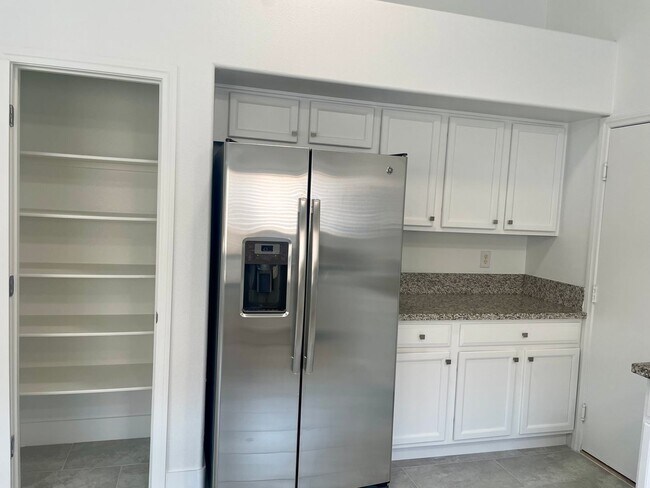 Building Photo - Fully Remodeled 3 bedroom Stallion Mountai...