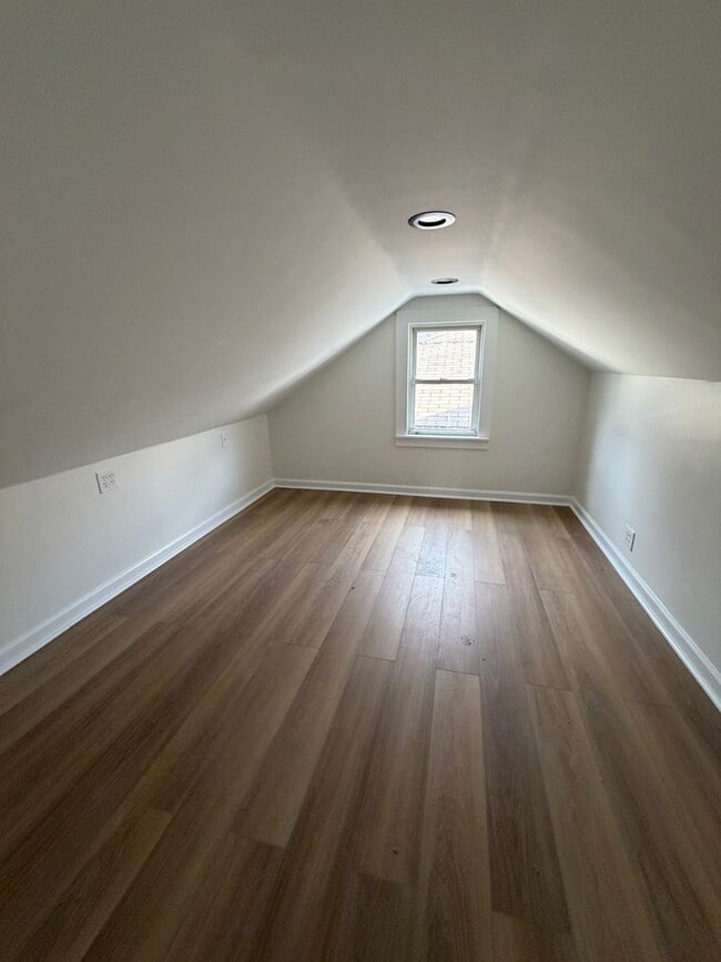 Building Photo - Modern Chic Meets Move-In Ready: Your Renovated 3-Bedroom Haven!