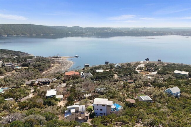 Building Photo - 14020 Lakeview Dr