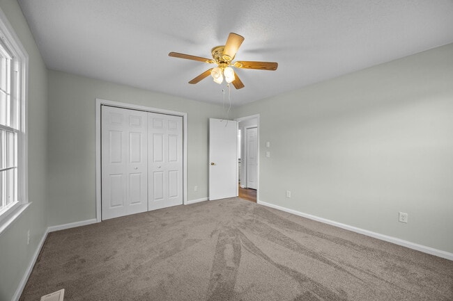 Building Photo - 904 Jennifer Ln