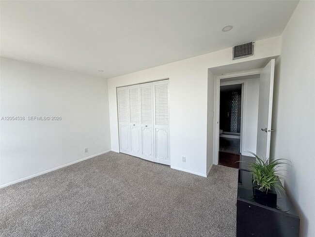 Building Photo - 1000 Parkview Dr
