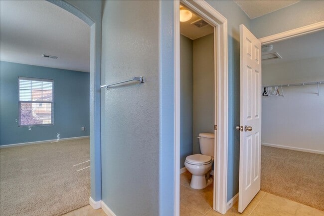 Building Photo - Awesome 3bed/3bath/2car garage on a quiet street in Aurora!