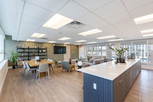 Building Photo - 321 NE 26th St