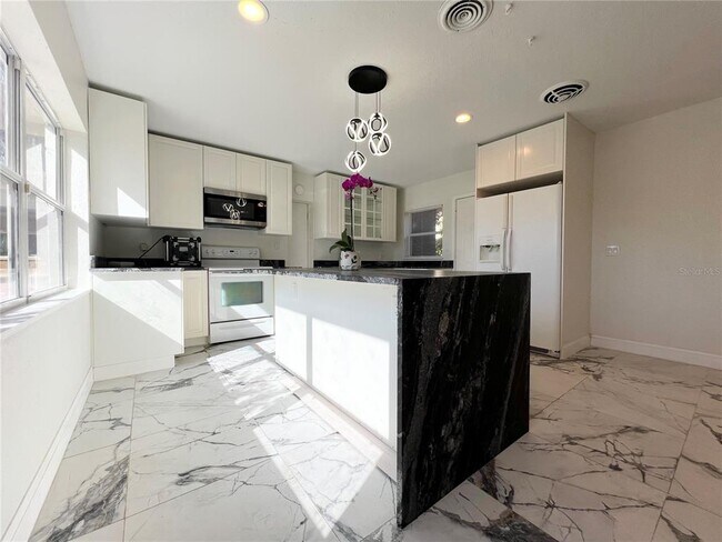 Building Photo - 1055 Cherokee Ave