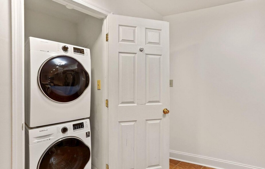 Laundry - 650 Newton Pl NW