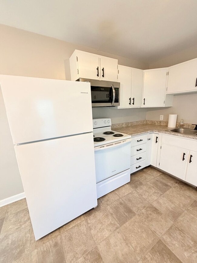 Building Photo - 620 High School Dr