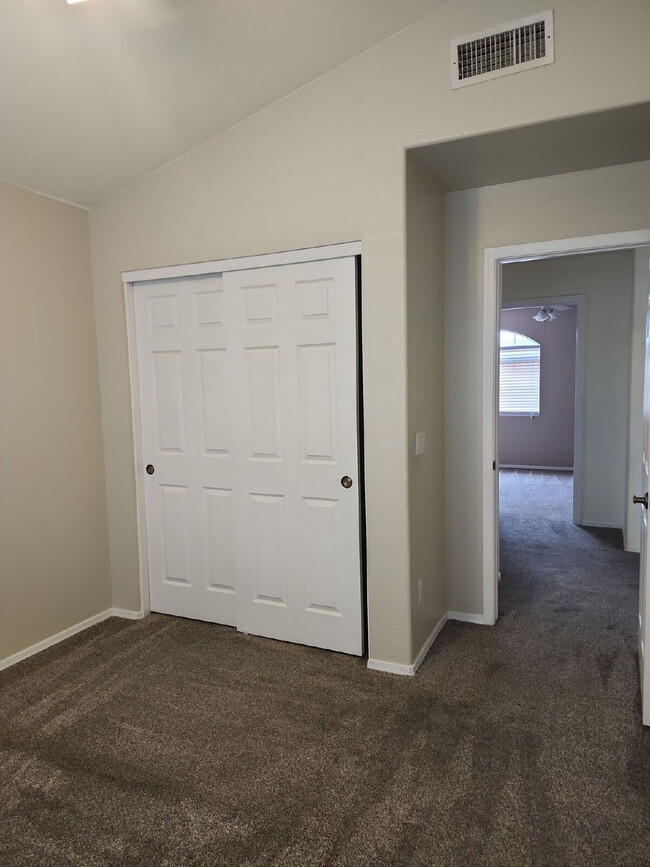 Building Photo - "Spacious 4-Bedroom Glendale Gem with Granite Elegance - 2018 Sq Ft of Comfort!"