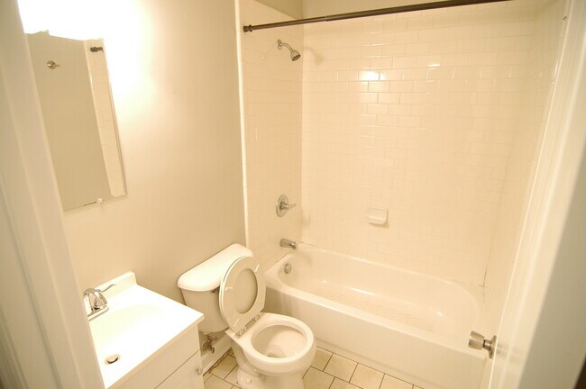 Building Photo - Inglewood Duplex Available Now!