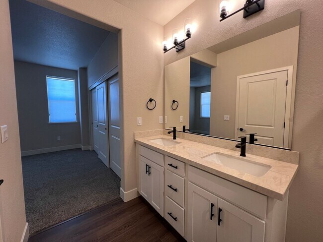 Building Photo - *NEW! 2/2.5 Townhome in Gardnerville*