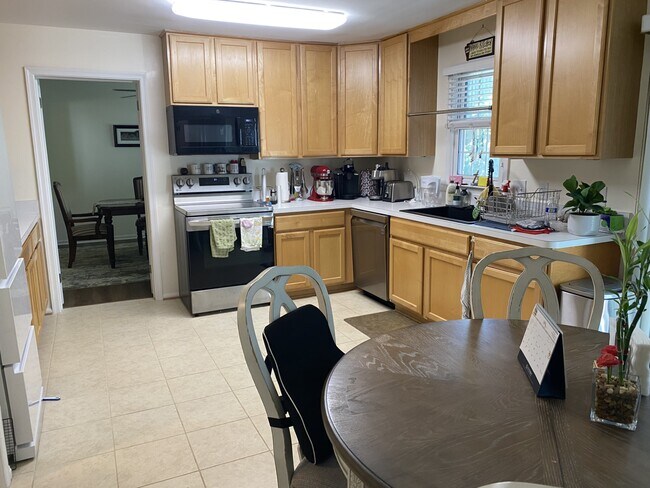 Building Photo - 7907 Laural Valley Way