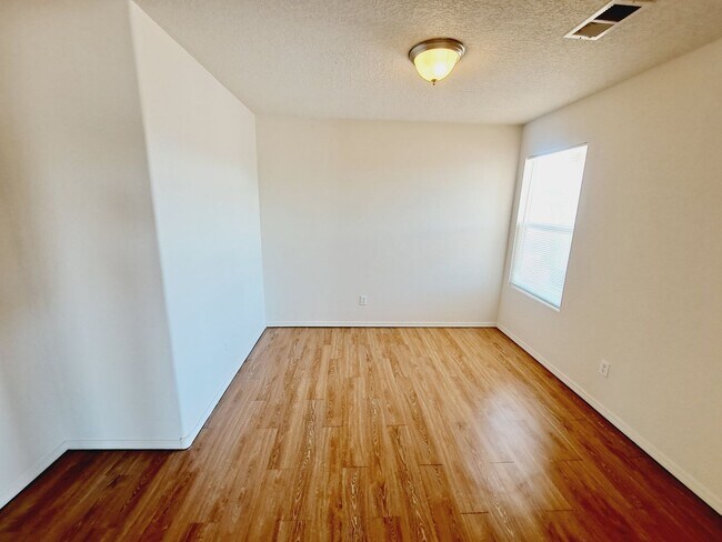Building Photo - 3 bed 2 bath home in Huning Ranch!