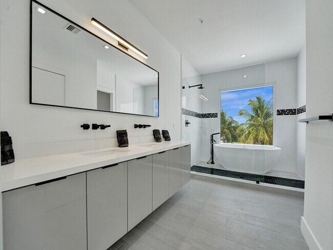 Building Photo - 1226 NE 15th Ave