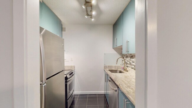 Building Photo - Incredible Location in Dupont Circle- Upda...