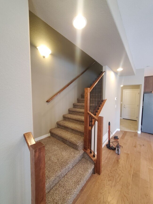 Building Photo - Updated 3 Bedroom Townhouse Across From Horsetooth Reservoir!