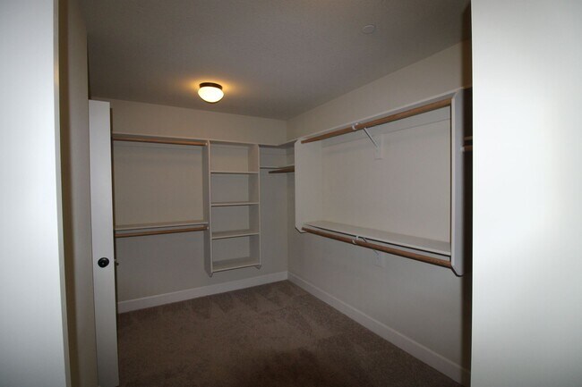 Building Photo - WELL MAINTAINED, BEAUTIFUL 5 BR HOME IN THE CAMAS HILLS!