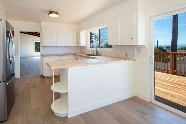 Building Photo - 5533 Carpinteria Ave